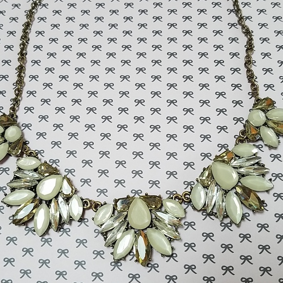 Silver and white gemstone statement necklace - Picture 3 of 3